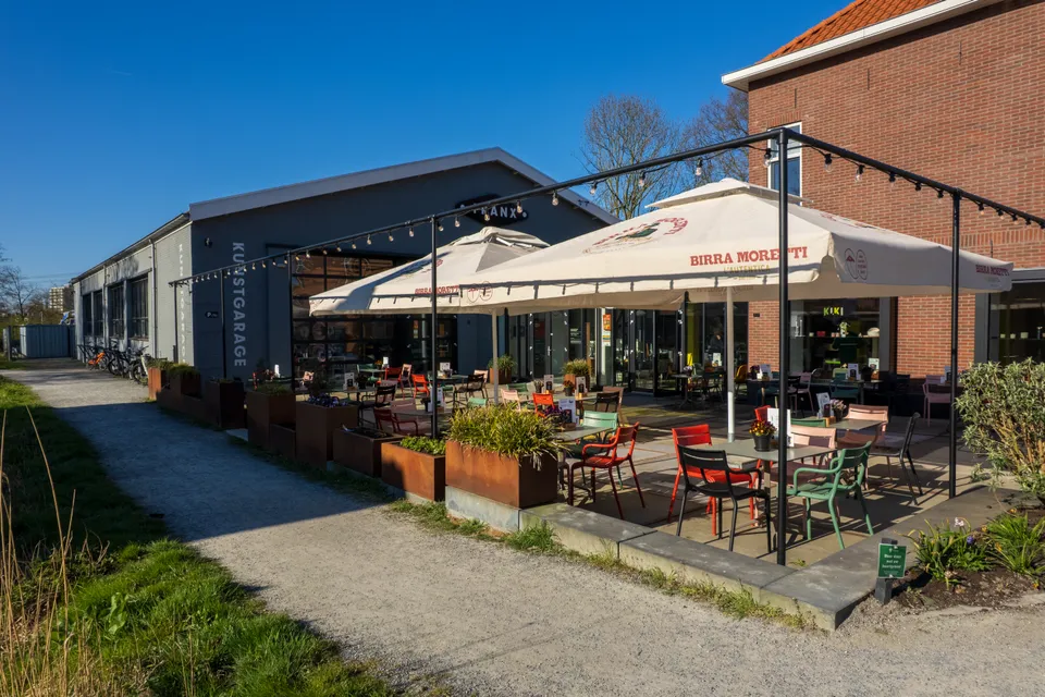 Het terras van Kiki naast de ingang van Kunstgarage Franx