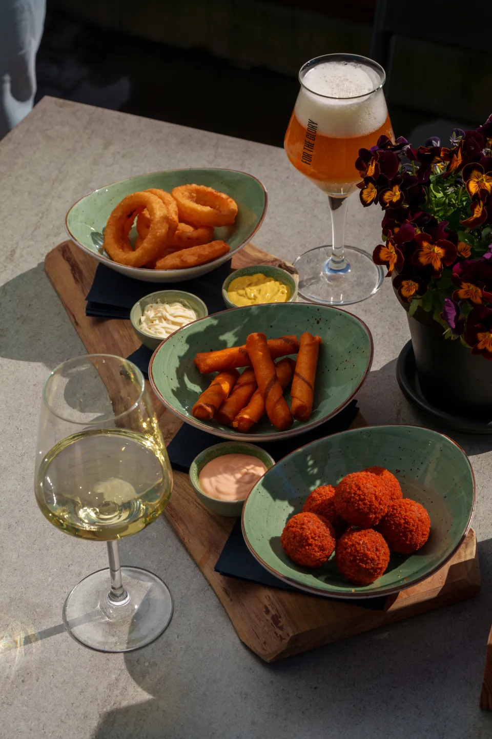 Borrelhapjes, bier en wijn op het terras van Kiki