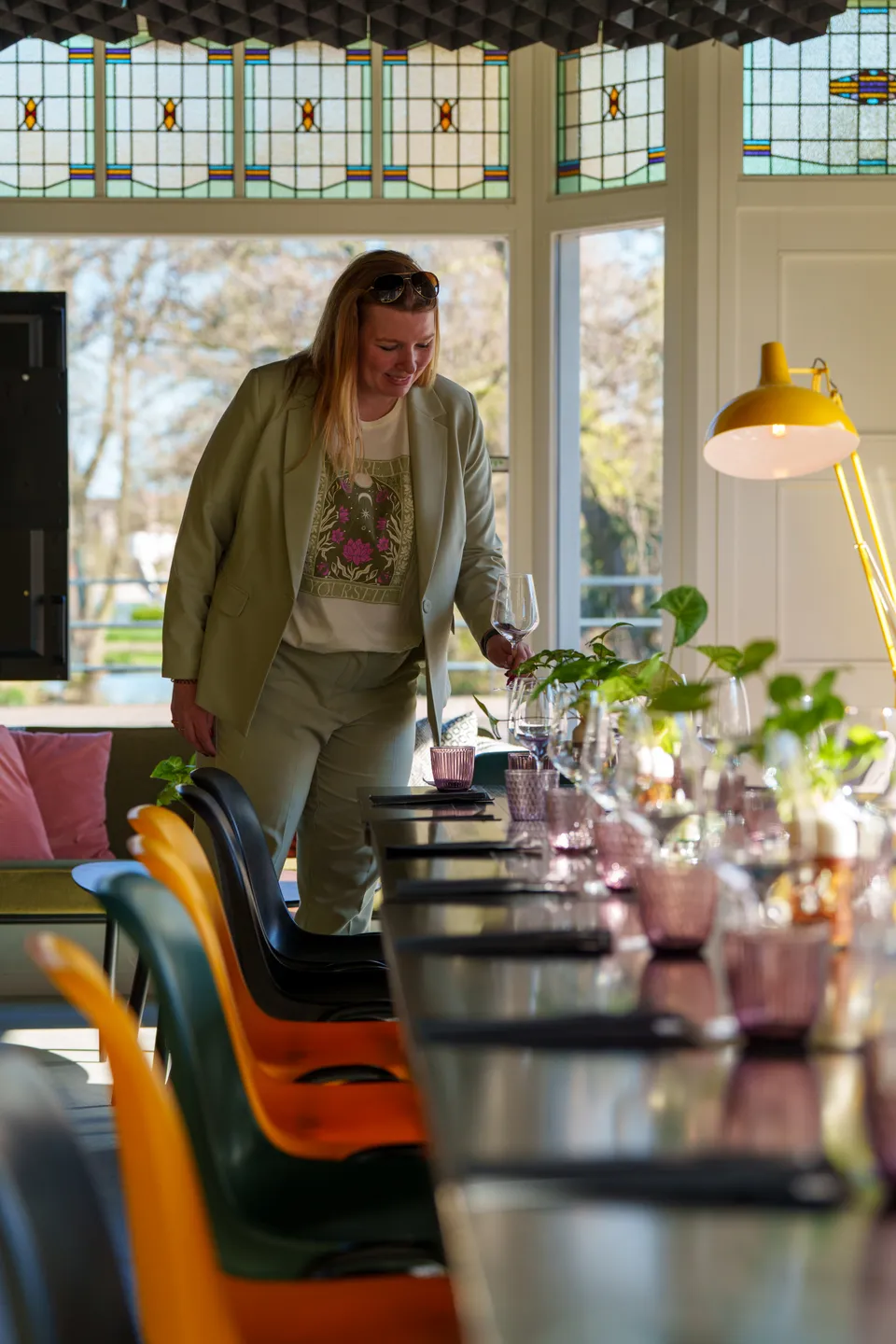 Jo&euml;lle, mede-eigenaar van Kiki, maakt de tafel klaar voor gasten