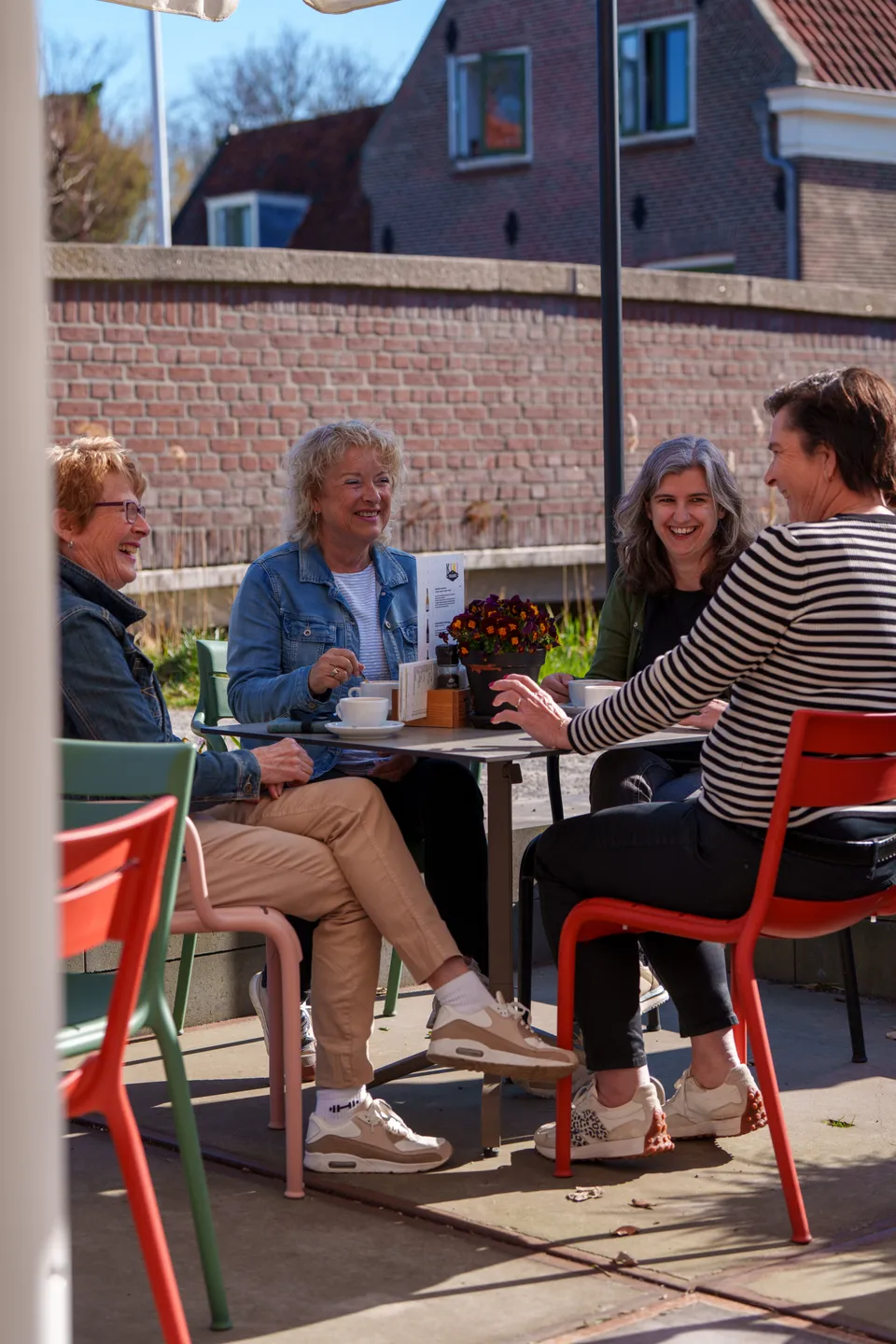 Gasten samen aan tafel op het terras van Kiki