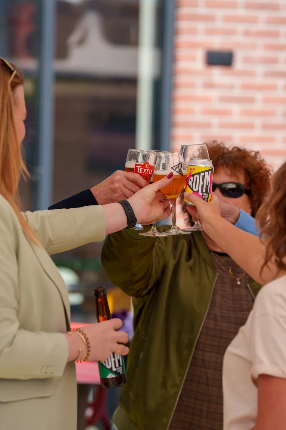 Samen proosten op het terras van Kiki
