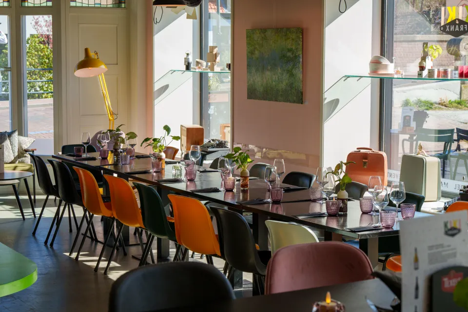 Een gedekte tafel in het café